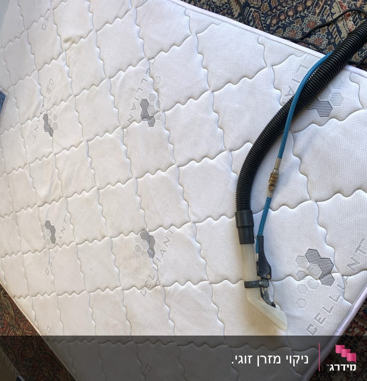 מזרן עם צינור ניקוי מחובר עליו